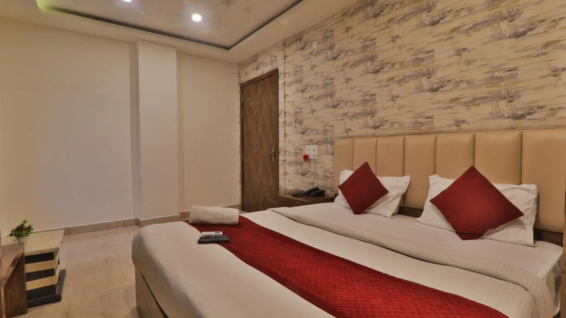 Grand Janki Most Premium And Luxury Family Preferred Hotel In Varanasi Near Kashi Vishwanath Temple With Free Parking And Free Wifi