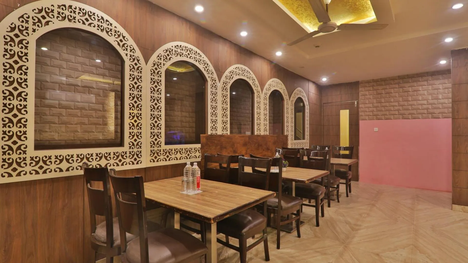 Grand Janki Most Premium And Luxury Family Preferred Hotel In Varanasi Near Kashi Vishwanath Temple With Free Parking And Free Wifi 2*,  Indie