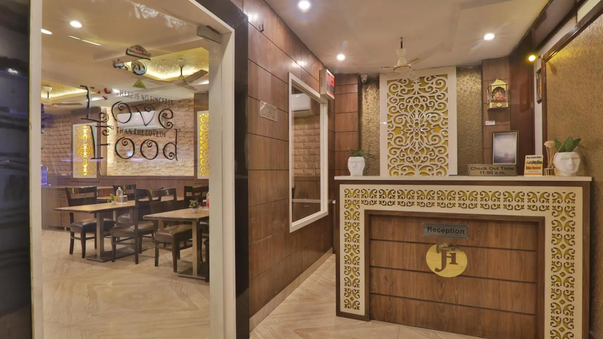 Grand Janki Most Premium And Luxury Family Preferred Hotel In Varanasi Near Kashi Vishwanath Temple With Free Parking And Free Wifi 2*,