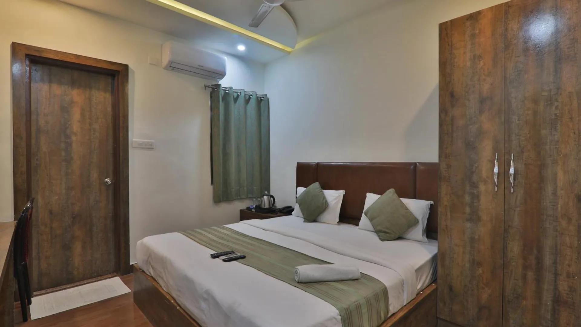 **  Grand Janki Most Premium And Luxury Family Preferred Hotel In Varanasi Near Kashi Vishwanath Temple With Free Parking And Free Wifi India