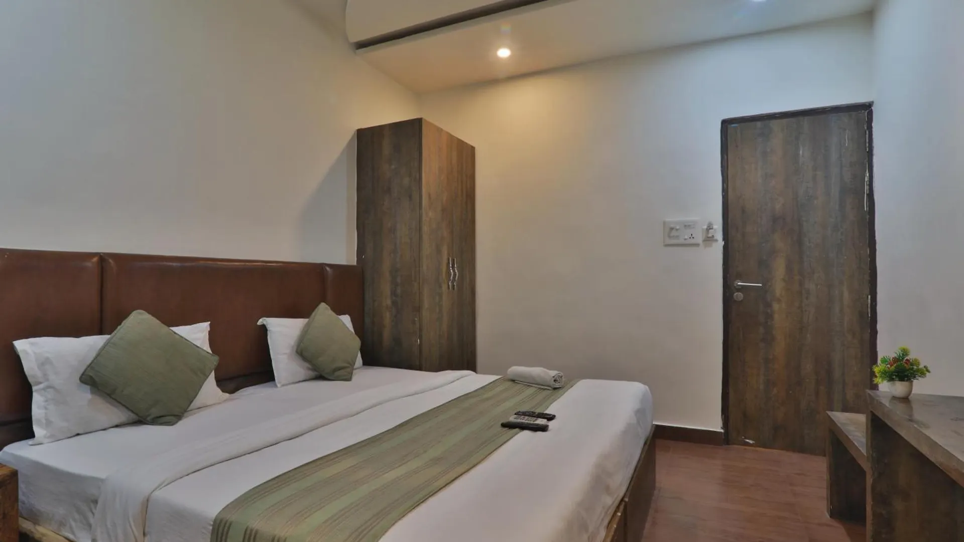 Grand Janki Most Premium And Luxury Family Preferred Hotel In Varanasi Near Kashi Vishwanath Temple With Free Parking And Free Wifi