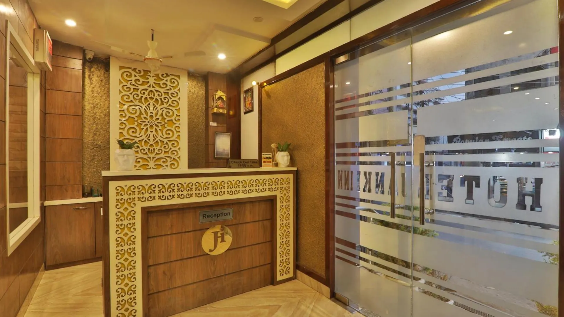 **  Grand Janki Most Premium And Luxury Family Preferred Hotel In Varanasi Near Kashi Vishwanath Temple With Free Parking And Free Wifi India