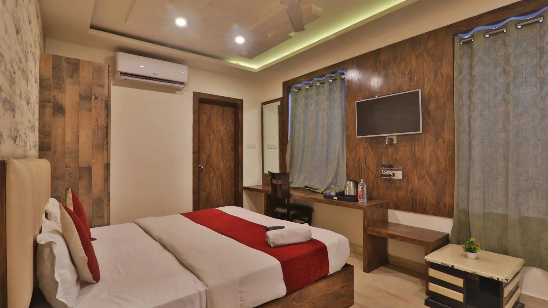 Grand Janki Most Premium And Luxury Family Preferred Hotel In Varanasi Near Kashi Vishwanath Temple With Free Parking And Free Wifi