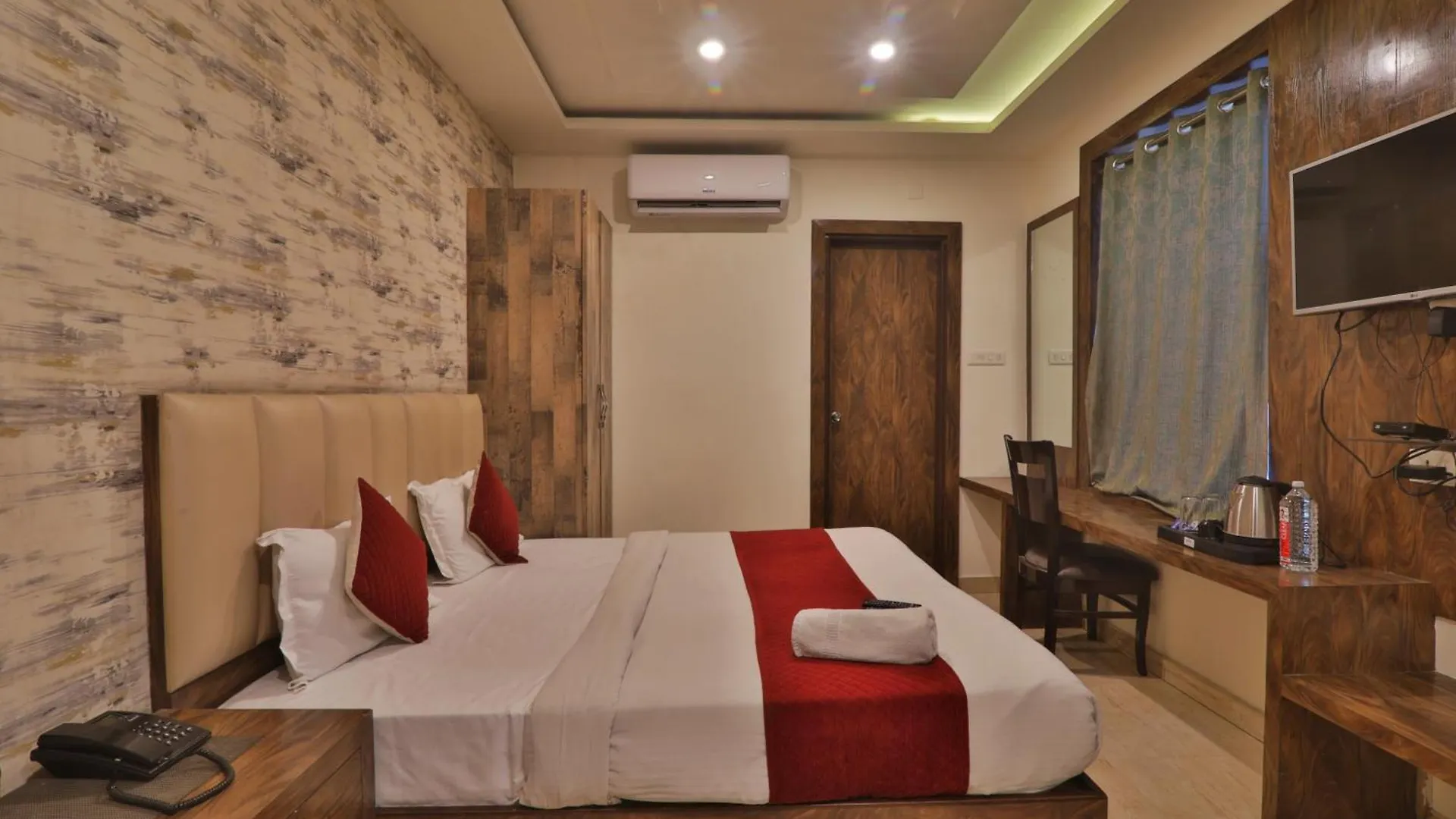 Grand Janki Most Premium And Luxury Family Preferred Hotel In Varanasi Near Kashi Vishwanath Temple With Free Parking And Free Wifi