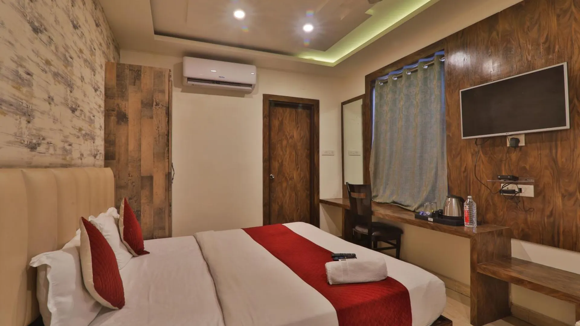Grand Janki Most Premium And Luxury Family Preferred Hotel In Varanasi Near Kashi Vishwanath Temple With Free Parking And Free Wifi