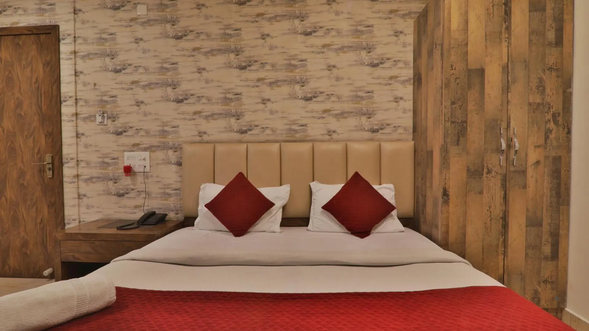 Grand Janki Most Premium And Luxury Family Preferred Hotel In Varanasi Near Kashi Vishwanath Temple With Free Parking And Free Wifi