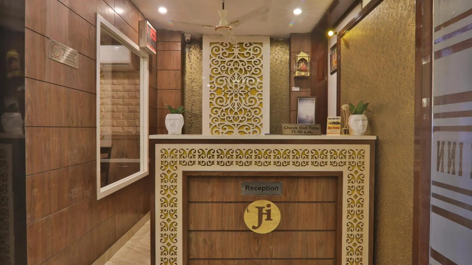 Grand Janki Most Premium And Luxury Family Preferred Hotel In Varanasi Near Kashi Vishwanath Temple With Free Parking And Free Wifi India